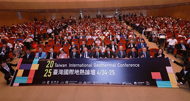 照片中由右到左為李昭興理事長、蘇孟宗資深副總暨協理、方振仁董事長、李君禮代理署長、賴建信次長、曾文生董事長、徐銘宏主任等。