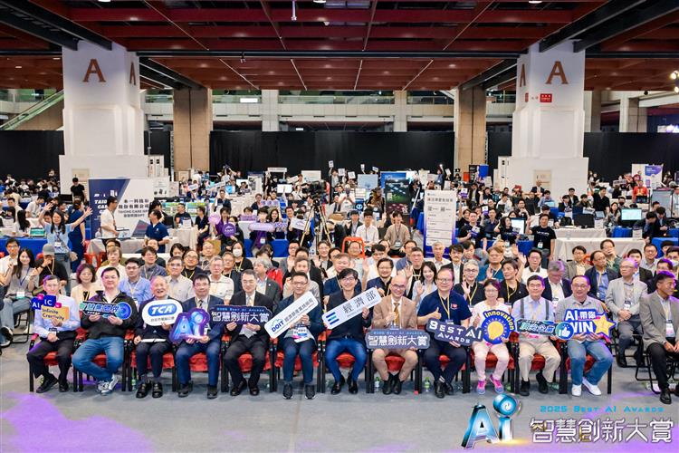 智慧創新大賞評審委員與233決賽團隊大合影