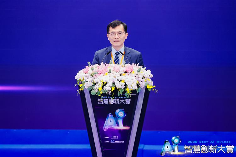 經濟部何晉滄次長出席智慧創新大賞頒獎致詞。