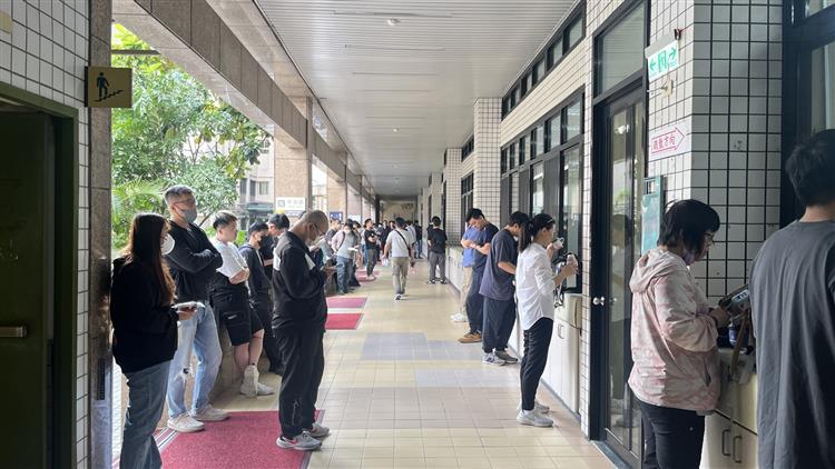 圖說：考生等待入場的同時，也把握時間做最後衝刺。