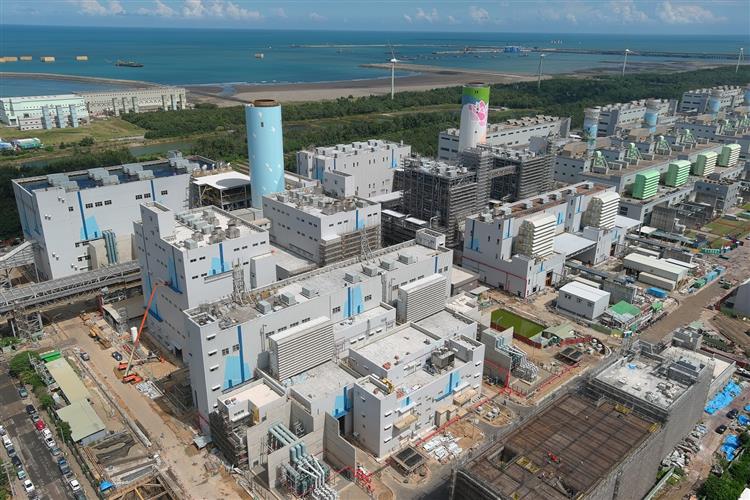 大潭電廠是北部地區重要的電力來源，配合用電需求成長台電於2017年即展開燃氣機組新建工程，打造3部總裝置容量316萬瓩燃氣複循環機組。