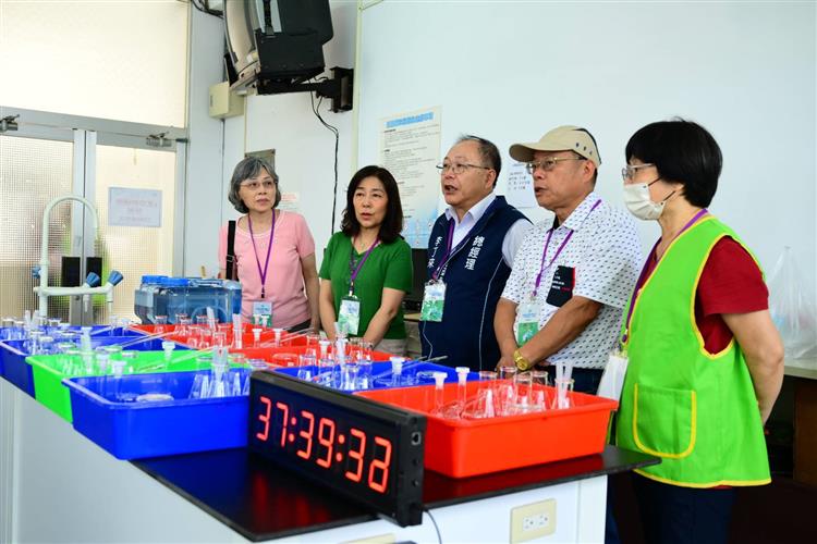 台水董事長李嘉榮與總經理李丁來視察化驗類術科測驗
