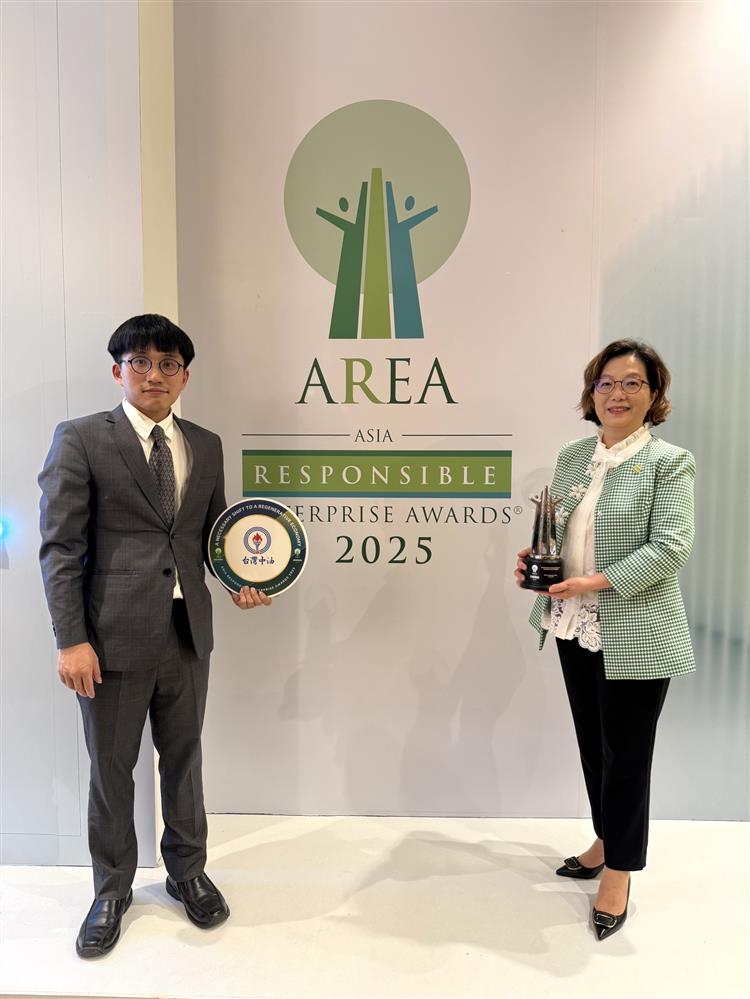 台灣中油獲2025「亞洲企業社會責任獎」永續報告書獎，由發言人林珂如（右）代表受獎。