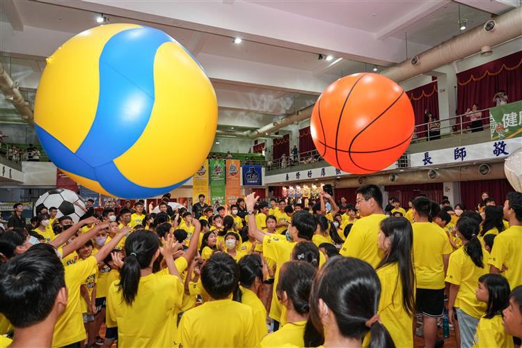 台電球類Fun電營今年暑假於全國9縣市展開棒、排、羽、足、籃五大球類夏令營，12場次共吸引3,600名學童爭搶報名。