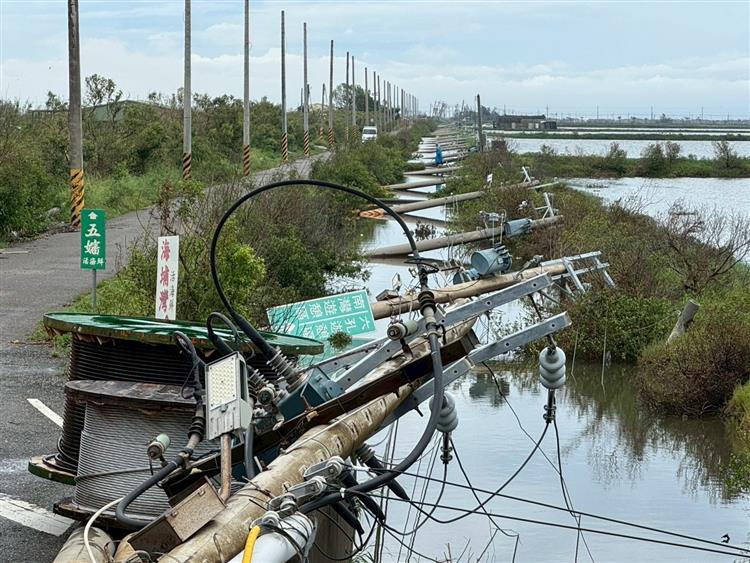 台電搶修人員於七股區三股高桿進行電桿倒斷復舊搶修。