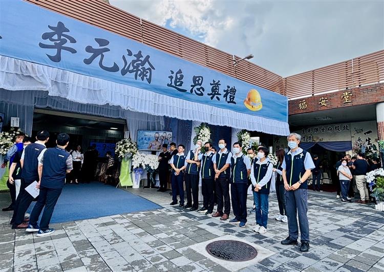 台電員工參加嘉義區處同仁李元瀚的告別式，淚送昔日同事最後一程。