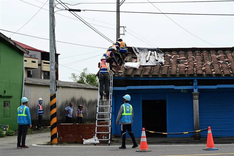 台水公司團隊及施工廠商深入災區，投入麻豆與東山區的災後房屋修繕行動。