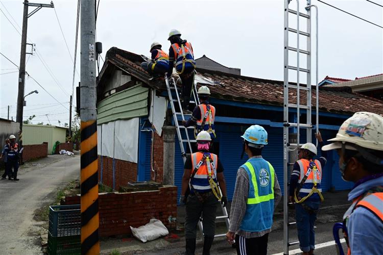 台水公司積極展開受災戶屋頂復建媒合作業，並優先修繕中低收入戶。