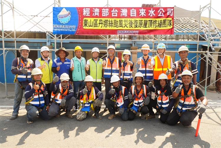 台水公司與本次參與災後房屋修繕作業施工廠商，災户代表合影。