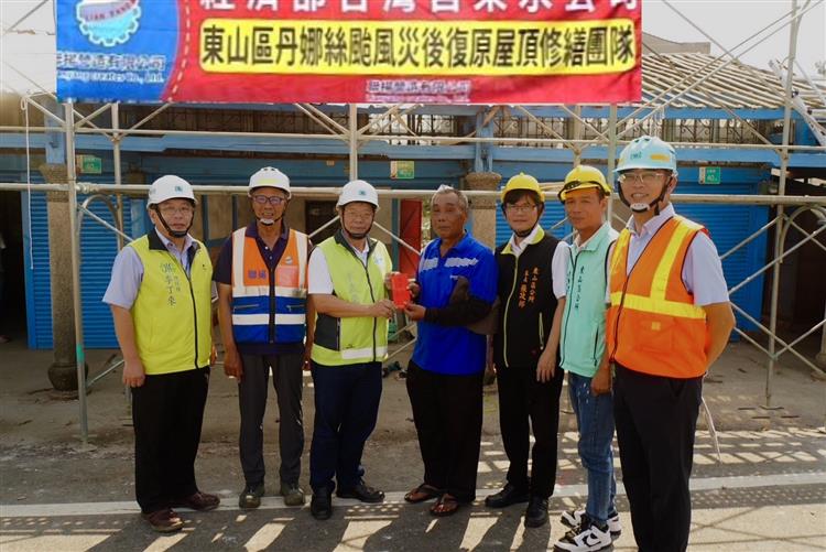 台水公司董事長李嘉榮率領公司團隊探訪受災住戶、致贈慰助金。
