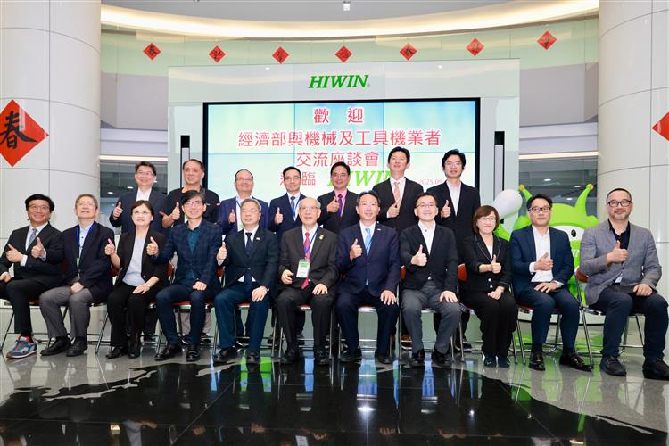 經濟部長龔明鑫與機械、工具機及木工機產業代表面對面交流。圖：經濟部龔部長與業界代表合影