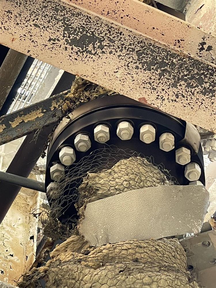 圖為法蘭（flange），用於連結兩段管線或管件的金屬構件，通常以螺栓鎖固，並夾入墊片以確保密封。