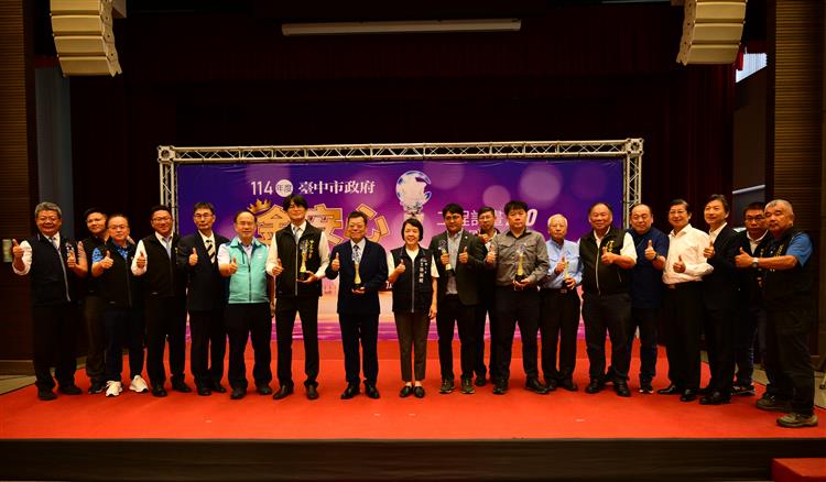台水公司董事長李嘉榮偕同合作夥伴一同出席頒獎典禮，見證此榮耀時刻。