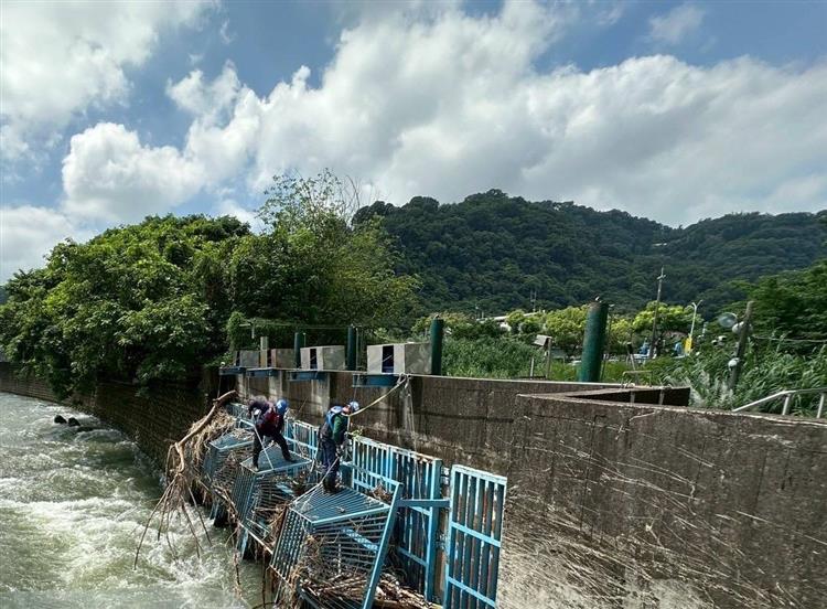颱風樺加沙進逼 台水動員逾2000人力全力戒備防颱-取水口清理