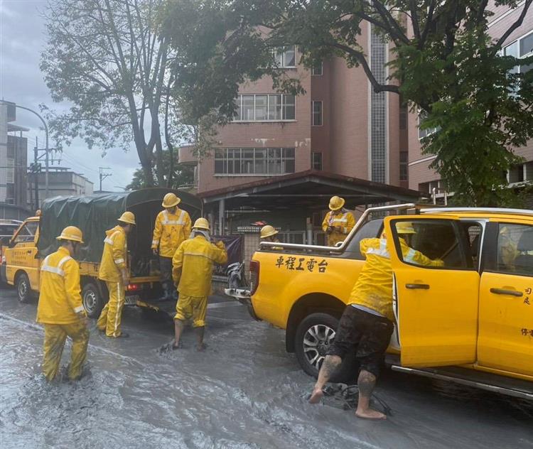 圖說：目前花蓮部分地區積水、泥濘嚴重，造成搶修困難，台電將持續努力、盡早復電。