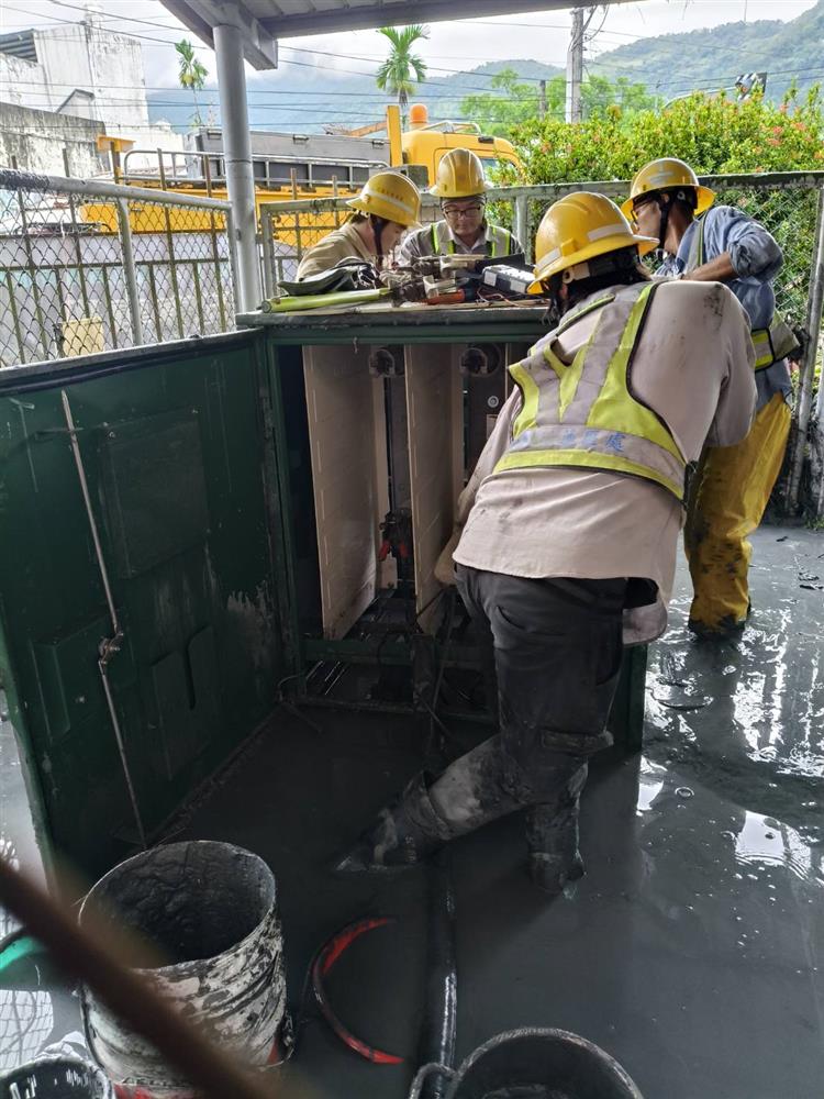 圖說：台電於學校配電場開關箱淤泥清理復舊情形。