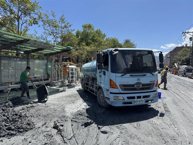 為減輕居民不便，台水公司供水站由13處增至23處，水車由13部增加至28部。