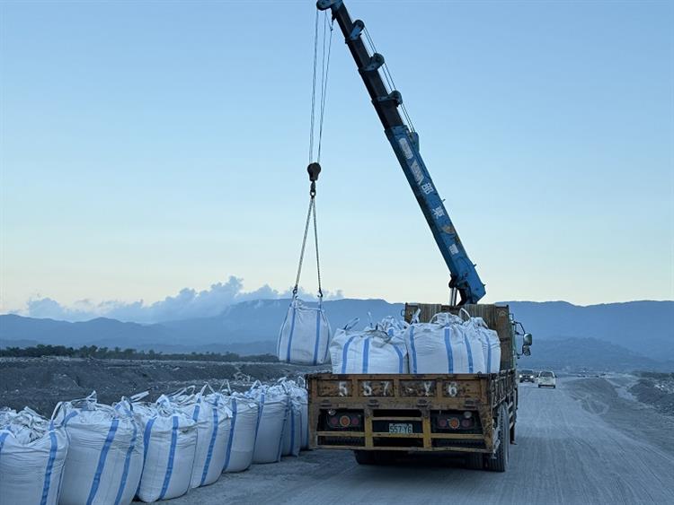 9水利署署長坐鎮第九河川分署 緊盯全臺防汛整備工作-堆疊太空包