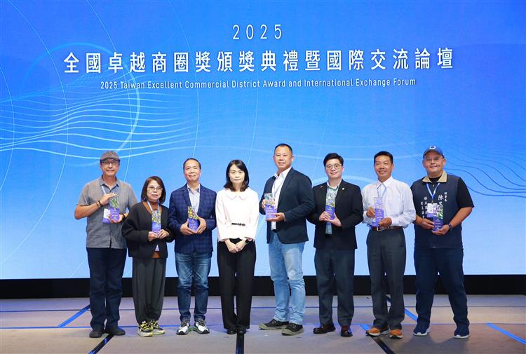 圖說4：榮獲2025全國卓越商圈「觀光亮點獎」之七位商圈代表合影。