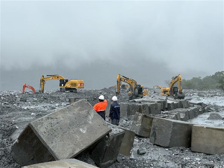 水利署持續搶險防堵泥水進入萬榮社區、全力減災