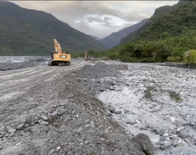 2水利署徹夜趕工已完成河道改道及封堵 今日力拼明利社區復原工作