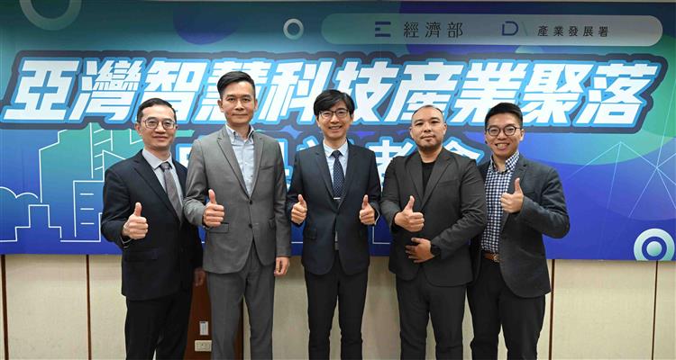 產發署邱求慧署長(中)與信驊科技謝承儒營運長(左二)、友達光電謝忠賢數位長(左一)、宏達電簡瑞春台灣區副總(右二)合影