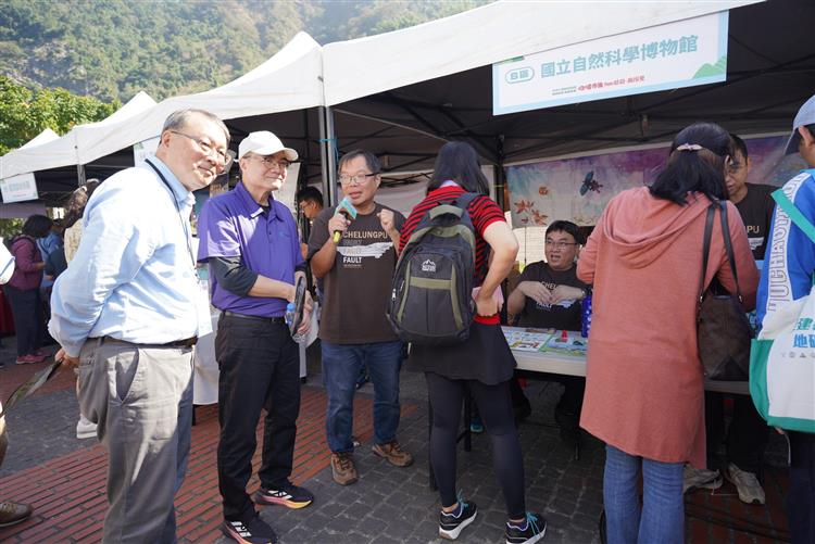 圖8 地質調查及礦業管理中心徐銘宏主任參觀攤位活動