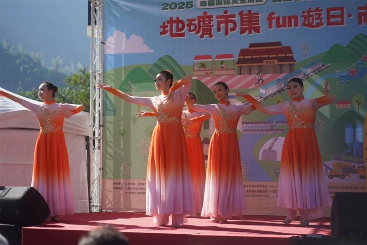 圖9 南 投 舞 蹈 團 帶來精彩的暖場演出