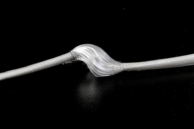 工研院開發的「仿生韌帶支架」，最大斷裂荷重為商用產品三倍，可促進細胞附著與組織再生，且採無銻觸媒技術，避免植入後釋放重金屬銻