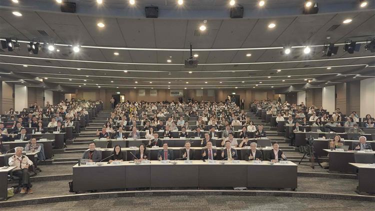 經濟部產業發展署將持續攜手工總及產業公協會推動產業低碳轉型，圖為全體來賓合影