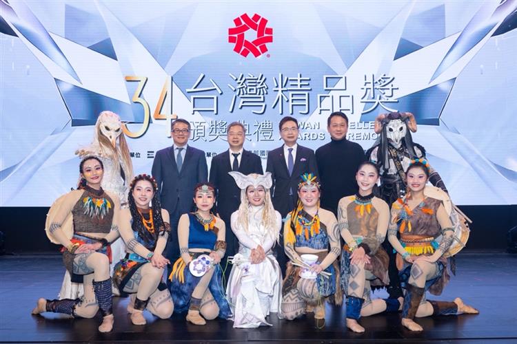 經濟部部長龔明鑫（後排左三）、經濟部國際貿易署署長劉威亷（後排左二）、外貿協會黃董事長（後排右三）、舞鈴劇場創辦人劉樂群（後排右二）台上合影