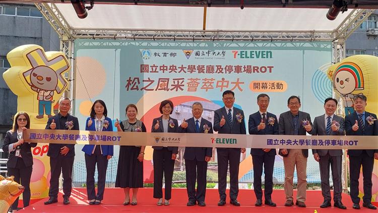 經濟部商業發展署蘇署長參加統一超商公司X-STORE第9店、自動化門市取貨微型倉啟用典禮，與統一超商公司、財政部、教育部、中央大學等與會代表共同合影