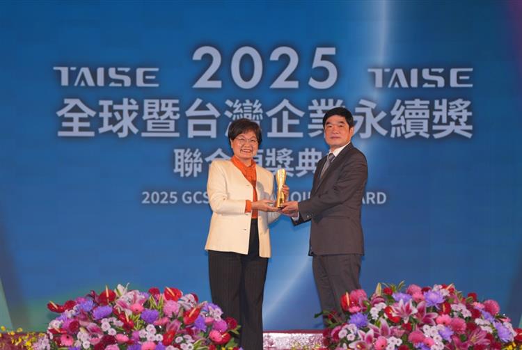 勞動部次長黃玲娜頒發「台灣百大永續典範企業獎」予台灣中油公司，由副總經理羅博童代表受獎。