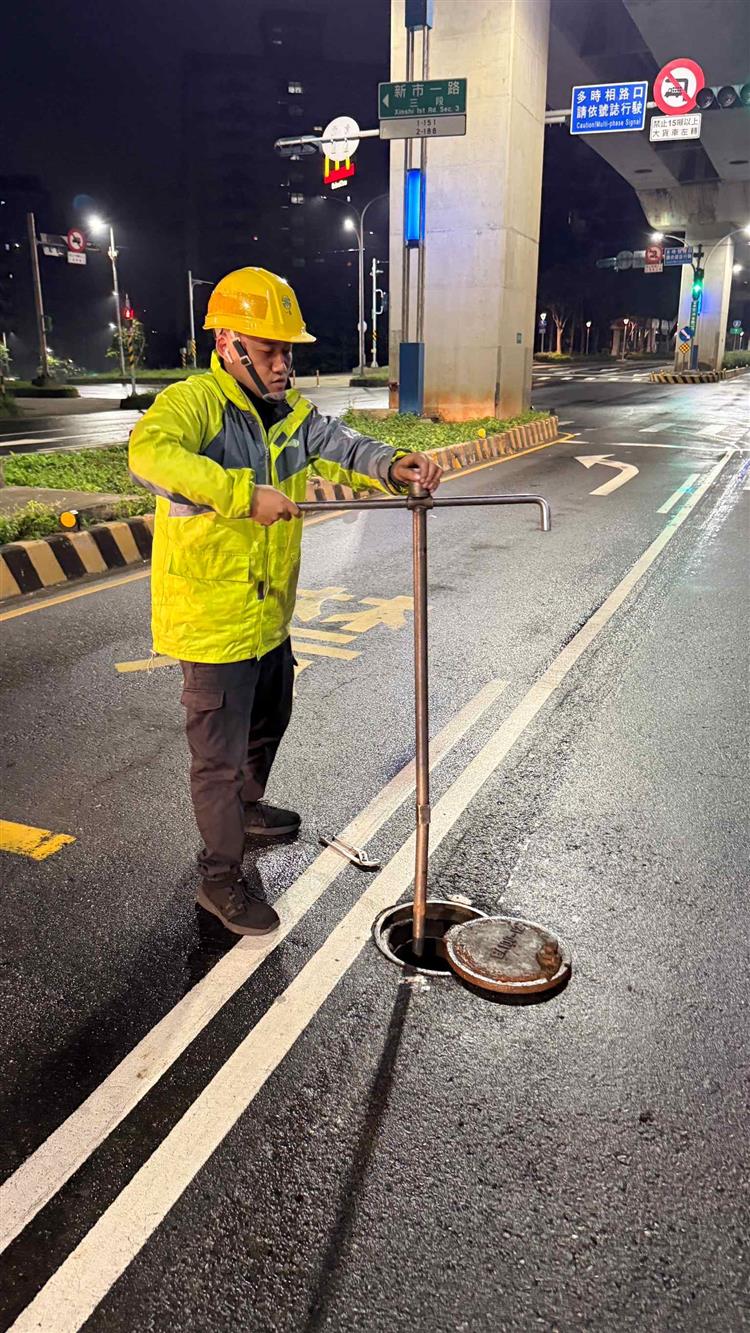 工作人員操作消防栓排水及制水閥操作，加速復水。