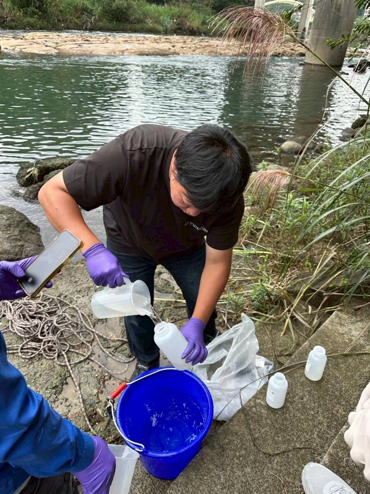 中原大學環境工程學系專業團隊原水採樣以確認水質符合飲用水水質標準