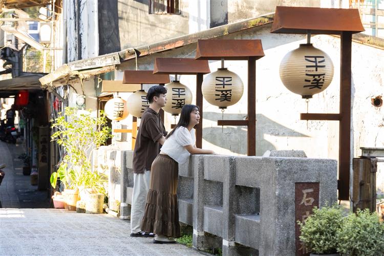 圖說3新北平溪商圈將祈願文化轉譯設計語彙 老街入口成為商圈品牌新門面