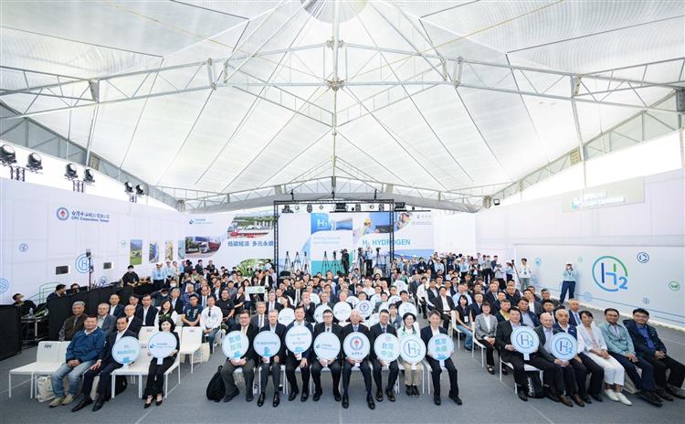產官學界近200位貴賓齊聚啟用典禮現場，合影見證國內首座加氫站正式投入營運的重要時刻。