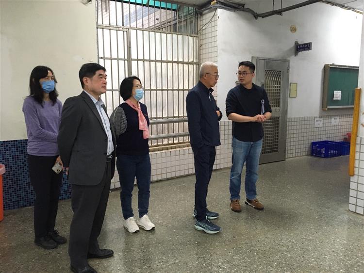 台灣中油僱員甄試，董事長方振仁（右二）等人巡視考場