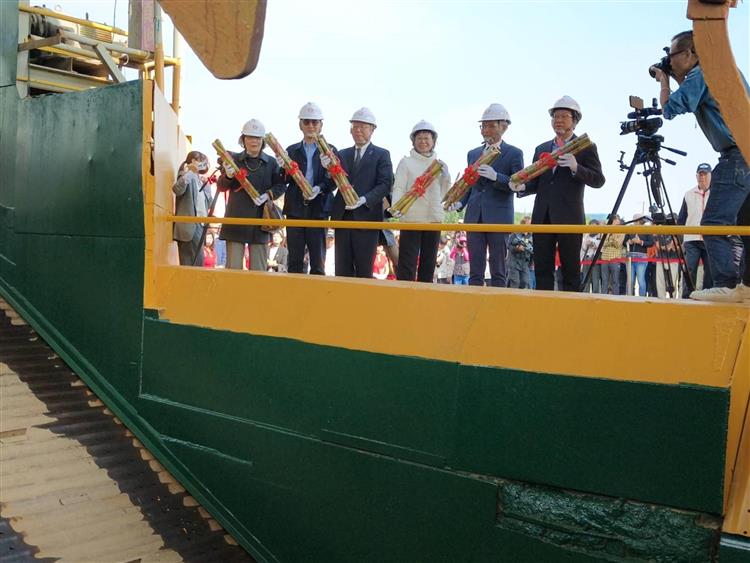 台糖公司董事長吳明昌及與會貴賓舉行傳統拋蔗儀式