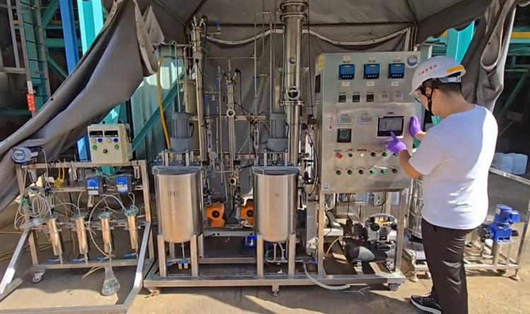 糖廠開工期間，國家原子能科技研究院以其研發的設備實地測試捕捉煙道中的二氧化碳。