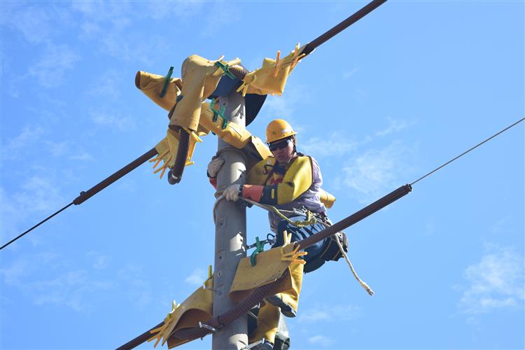鳳山區處安廷豐是國內知名水球好手，今(2026)年參與技能競賽配電外線個人組，在賽場上全力比拚。V2