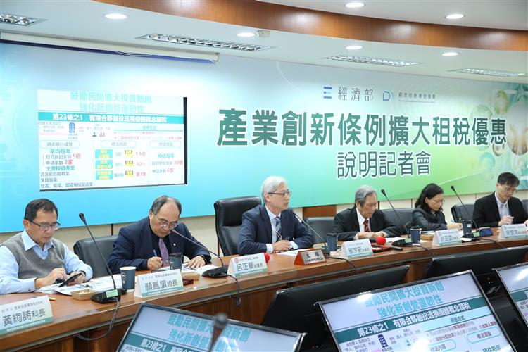 記者會現場多家媒體針對簡報內容提出問題，並由經濟部產業發展署及公協會代表回應說明。