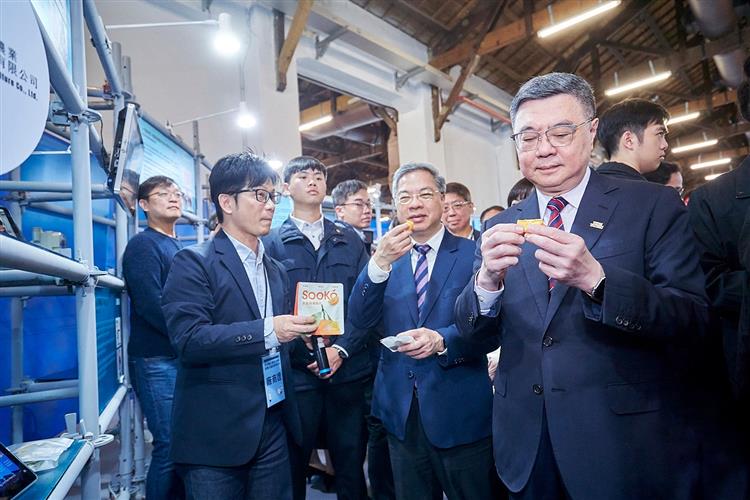 卓榮泰院長與龔明鑫部長於現場與企業熱烈交流