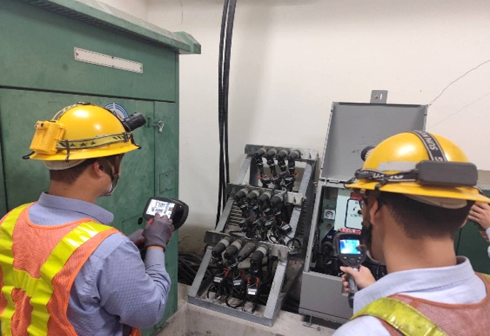台電啟動春節專案檢測，針對大眾運輸場站及醫院用戶，協助進行設備檢視與用電安全宣導。圖為配電室開關紅外線檢測作業。