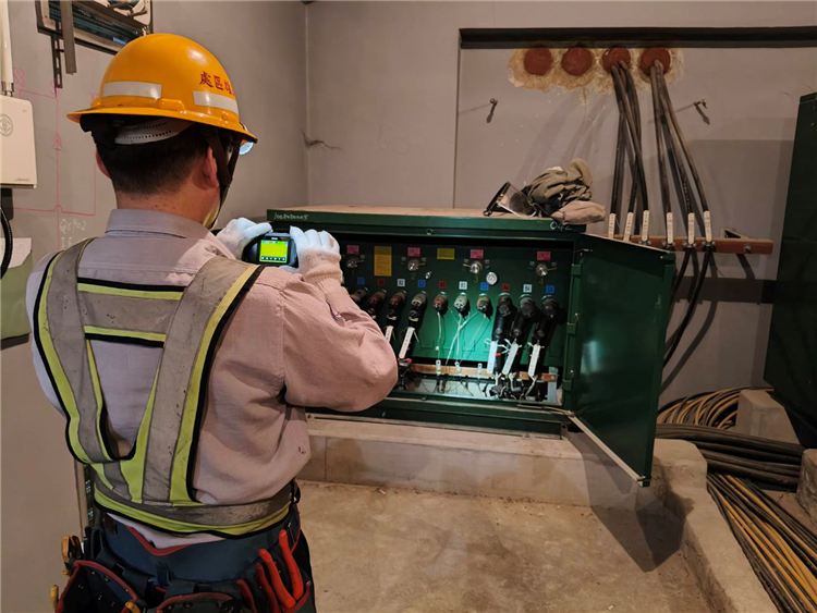 台電今日橫跨配電、輸電與發電系統，合計出動超過4000人投入線路維護與預防檢測，強化供電韌性。圖為台電同仁進行紅外線檢測作業。