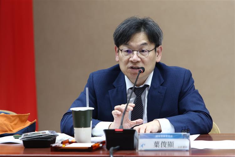 國家發展委員會葉俊顯主任委員向與會產業領袖說明