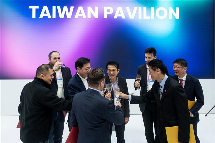 產發署曾偉華簡任技正於MWC臺灣館見證合作MOU簽署後合影