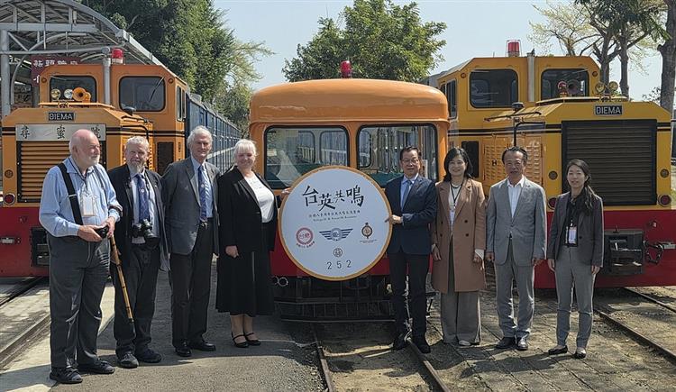 「台糖八十周年台英共鳴交流慶典」活動出席貴賓在252巡道車前合影留念