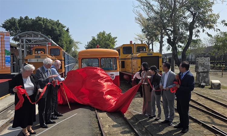 吳董事長與威爾普蘭菲爾鐵道公司等貴賓共同為「台英友好列車」揭牌