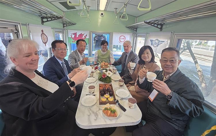 本次活動亮點之一為「藍皮復古餐車特展」，除展覽外，貴賓們一起在車廂內享用臺英風味下午茶